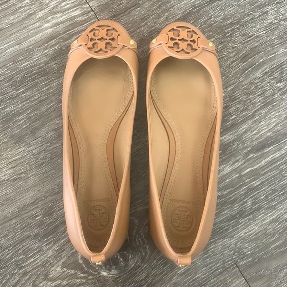 ONLY WORN ONCE! Excellent used condition Tory Burch Flats!